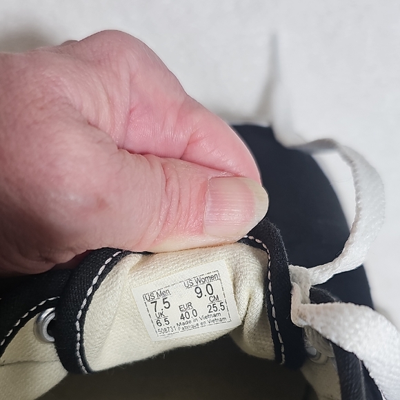 Vans Unisex  Black Canvas Sneakers with White Accents Size 7.5 Men 9 Womens EUC - Picture 5 of 8